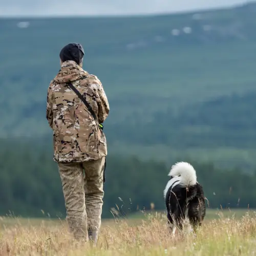 Hombre cazando con su perro